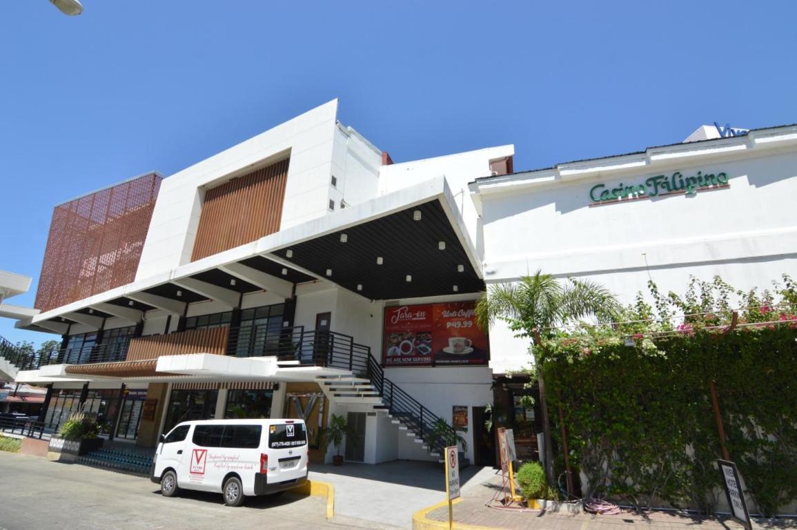 Viven Hotel Laoag Exterior photo